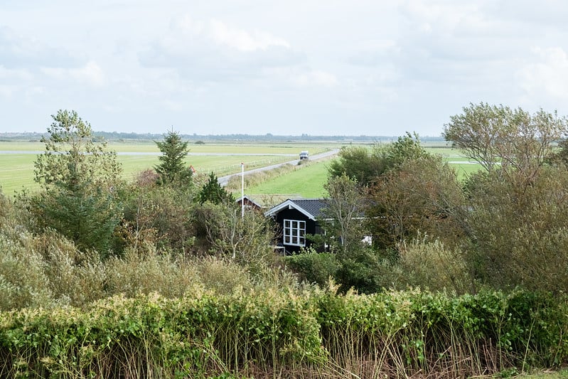 Behind the dike are kilometers of farmland, towns, and urban areas, all on flat terrain.