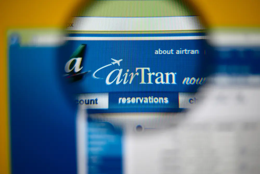 Gary Murray's credit card is declined when he buys an AirTran ticket, but he doesn't find out until he gets to the gate.